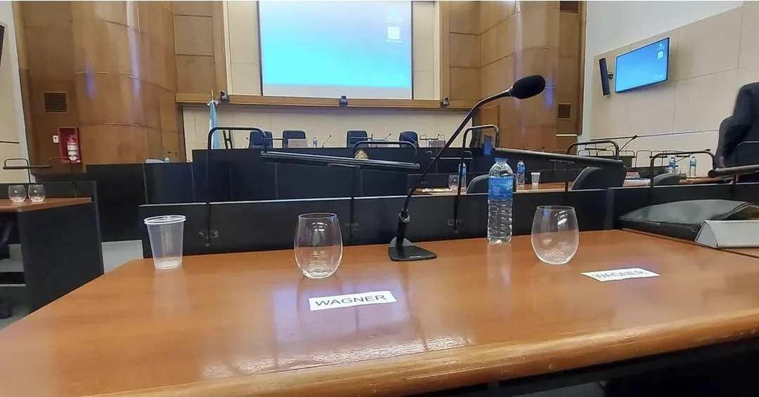 Sala de audiencias con estrados, mesas de trabajo y micrófonos